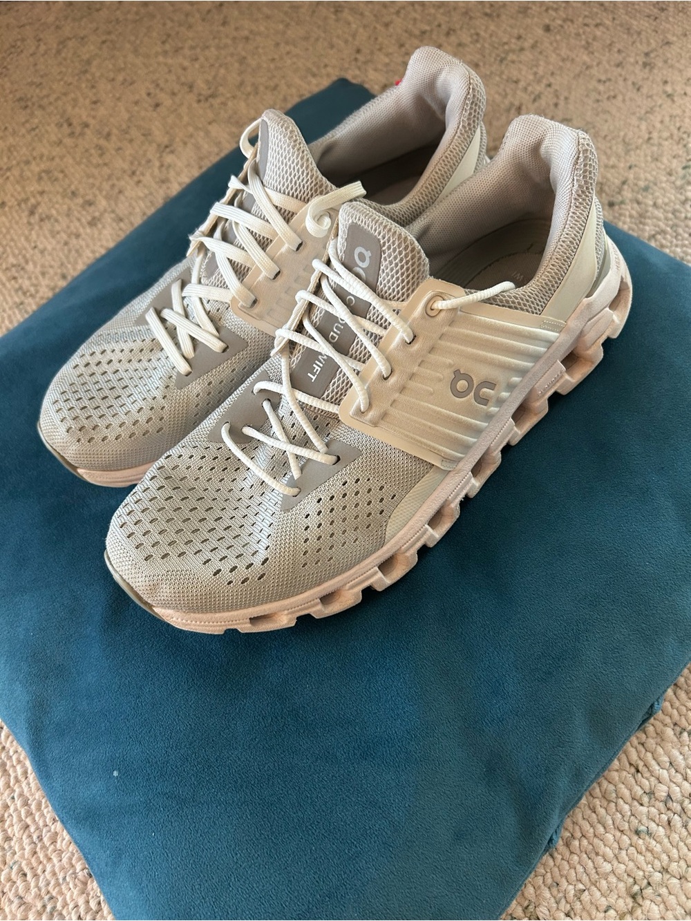 On Cloudswift Lightweight Running Sneakers grey and white